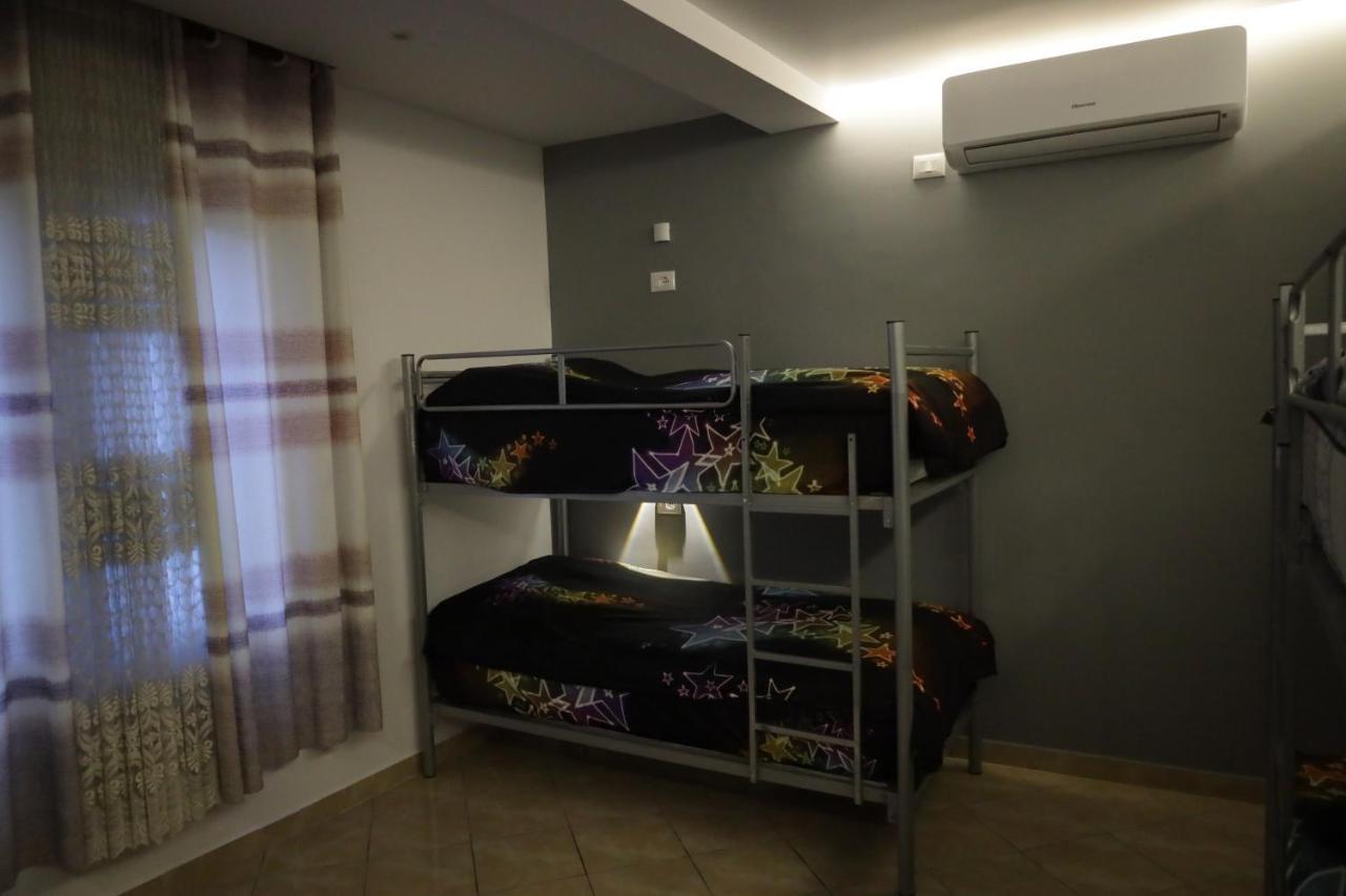 Sonche Hostel ティラナ エクステリア 写真